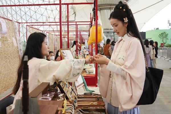 “新中式”服裝火到“出圈”，“國(guó)潮”如何變熱潮？